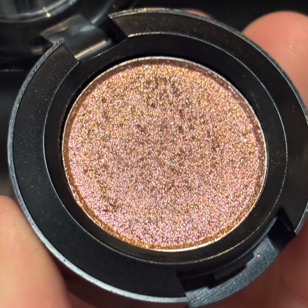 MAC “Slow/Fast/Slow” Dazzleshadow in
NWOB